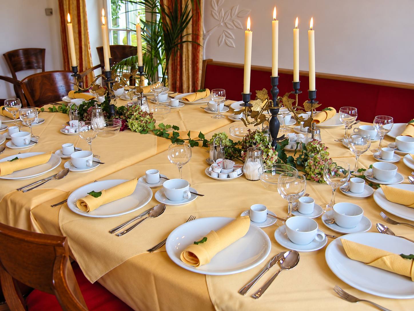 Festlich eingedeckter Tisch im Nebenzimmer